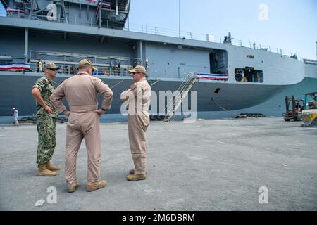 PORT DE DJIBOUTI, Djibouti (24 avril 2022) États-Unis Capitaine de la Marine David Faehnle (au centre), commandant du Camp Lemonnier, Djibouti (CLdJ), États-Unis Sean Baney, chef principal du Commandement de la Marine, JCPJ, et États-Unis Le capitaine de la Marine Brian Iber, commandant éventuel de la LDLJ, parle avant d'embarquer sur le navire de commandement et de contrôle de classe Blue Ridge USS Mount Whitney lors d'une visite du mont Whitney au port de Djibouti. Banque D'Images