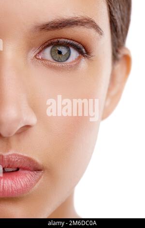 La perfection du teint. Gros plan d'un beau visage de jeunes femmes en studio. Banque D'Images