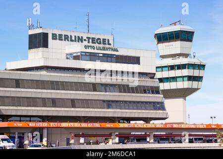 Aéroport de Berlin-Tegel TXL terminal et Tour Banque D'Images