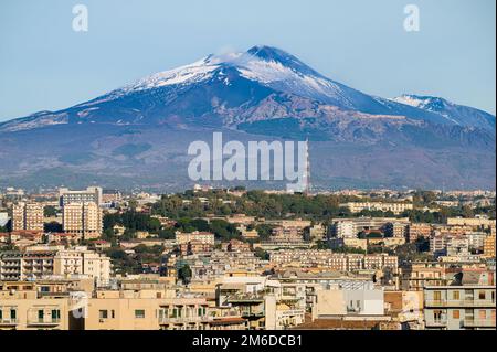 Vue aérienne sur les toits du centre-ville de Catane et le volcan Etna enneigé pic, au lever du soleil en Sicile, Italie Banque D'Images