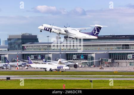 LOT Polish Airlines Bombardier DHC-8-400 avion aéroport de Varsovie Banque D'Images