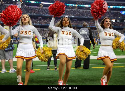 Arlington, Texas, États-Unis. 2nd janvier 2023. Les USC Song Girls se jouent sur la touche lors du match de football du Goodyear Cotton Bowl 2023 entre la Tulane Green Wave et les USC Trojans au AT&T Stadium d'Arlington, Texas. Kyle Okita/CSM/Alamy Live News Banque D'Images