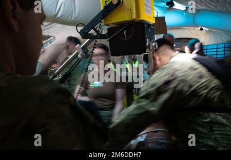 CAMP PENDLETON, Californie (24 avril 2022) - le personnel médical, affecté à l’établissement médical expéditionnaire (EMF) Juliet, prépare un patient pour une radiographie lors de l’évaluation de l’état de préparation opérationnelle (ORE) de l’EMF Juliet. Le MINERAI a été mené à l'Institut de formation médicale expéditionnaire naval et évalue la capacité de traitement des patients, évalue la coordination entre les domaines fonctionnels et le travail d'équipe. Cette formation appuie le programme de préparation à plusieurs niveaux du chirurgien général et met en évidence la capacité de la médecine navale à générer et à maintenir des forces médicales prêtes à l’emploi. Banque D'Images