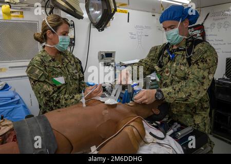 CAMP PENDLETON, Californie (24 avril 2022) - le personnel médical, affecté à l’établissement médical expéditionnaire (EMF) Juliet, prépare un patient pour une intervention chirurgicale lors de l’évaluation de l’état de préparation opérationnelle (ORE) de l’EMF Juliet. Le MINERAI a été mené à l'Institut de formation médicale expéditionnaire naval et évalue la capacité de traitement des patients, évalue la coordination entre les domaines fonctionnels et le travail d'équipe. Cette formation appuie le programme de préparation à plusieurs niveaux du chirurgien général et met en évidence la capacité de la médecine navale à générer et à maintenir des forces médicales prêtes à l’emploi. Banque D'Images