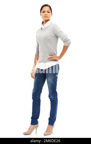 Shes sérieusement confiant. Portrait studio d'une jeune femme confiante isolée sur blanc. Banque D'Images