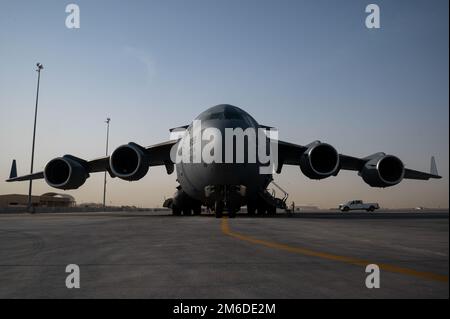 Un C-17 Globemaster III, affecté à l'escadron de transport aérien expéditionnaire 816th, se prépare au vol de la base aérienne Al Udeid, au Qatar (24 avril 2022). L'EAS de 816th, déployé avec la neuvième Force aérienne (Air Force Central), est responsable de la livraison du fret et du personnel aux bases des forces des États-Unis et des pays partenaires, fournissant l'énergie aérienne aux États-Unis Zone de responsabilité du Commandement central. Banque D'Images