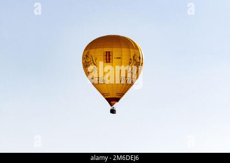 Air chaud ballon venir dans la terre avec les touristes. Banque D'Images