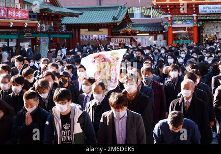 Tokyo, Japon. 4th janvier 2023. Les hommes d'affaires et les femmes japonaises prient pour leur bonne affaire au sanctuaire de Kanda à Tokyo mercredi, 4 janvier 2023. Les gens ont visité le sanctuaire le premier jour ouvrable de l'année après une semaine de vacances du nouvel an. Credit: Yoshio Tsunoda/AFLO/Alay Live News Banque D'Images