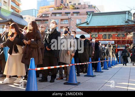 Tokyo, Japon. 4th janvier 2023. Les hommes d'affaires et les femmes japonaises prient pour leur bonne affaire au sanctuaire de Kanda à Tokyo mercredi, 4 janvier 2023. Les gens ont visité le sanctuaire le premier jour ouvrable de l'année après une semaine de vacances du nouvel an. Credit: Yoshio Tsunoda/AFLO/Alay Live News Banque D'Images