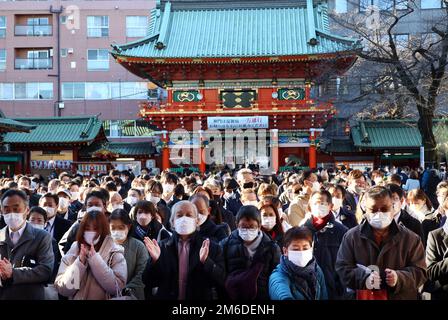 Tokyo, Japon. 4th janvier 2023. Les hommes d'affaires et les femmes japonaises prient pour leur bonne affaire au sanctuaire de Kanda à Tokyo mercredi, 4 janvier 2023. Les gens ont visité le sanctuaire le premier jour ouvrable de l'année après une semaine de vacances du nouvel an. Credit: Yoshio Tsunoda/AFLO/Alay Live News Banque D'Images