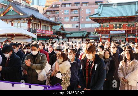 Tokyo, Japon. 4th janvier 2023. Les hommes d'affaires et les femmes japonaises prient pour leur bonne affaire au sanctuaire de Kanda à Tokyo mercredi, 4 janvier 2023. Les gens ont visité le sanctuaire le premier jour ouvrable de l'année après une semaine de vacances du nouvel an. Credit: Yoshio Tsunoda/AFLO/Alay Live News Banque D'Images