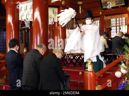 Tokyo, Japon. 4th janvier 2023. Un prêtre shinto purifie les visiteurs au sanctuaire de Kanda à Tokyo mercredi, à 4 janvier 2023. Les gens ont visité le sanctuaire le premier jour ouvrable de l'année après une semaine de vacances du nouvel an. Credit: Yoshio Tsunoda/AFLO/Alay Live News Banque D'Images