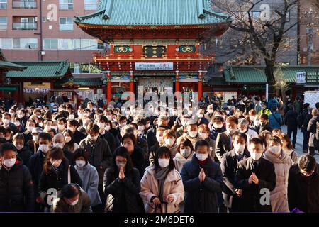 Tokyo, Japon. 4th janvier 2023. Les hommes d'affaires et les femmes japonaises prient pour leur bonne affaire au sanctuaire de Kanda à Tokyo mercredi, 4 janvier 2023. Les gens ont visité le sanctuaire le premier jour ouvrable de l'année après une semaine de vacances du nouvel an. Credit: Yoshio Tsunoda/AFLO/Alay Live News Banque D'Images