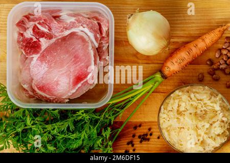 Les ingrédients pour préparer la soupe à la choucroute ont été préparés. Banque D'Images