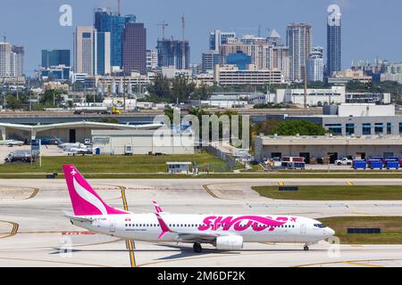 Prenez l'avion Boeing 737-800 de l'aéroport de fort Lauderdale Banque D'Images