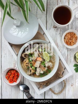 Soupe de boules de poisson servie sur un bol blanc Banque D'Images