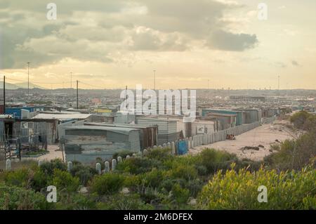 Grande commune avec de nombreuses huttes en Afrique du Sud Banque D'Images