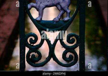Figure typique de métal lion de clôtures publiques à Pampelune, Espagne Banque D'Images