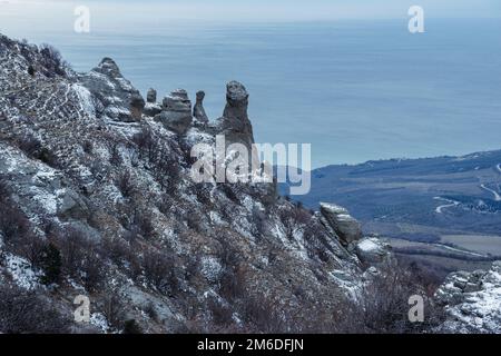 Vue sur les montagnes bizarres depuis le terrain ensoleillé du mont Demerdzhi au début du printemps. Crimée Banque D'Images