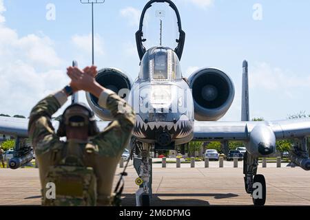 ÉTATS-UNIS Le Sgt Alexis Hernandez, un artisan de l'entretien aérospatial du Groupe d'intervention en cas de conflit 156th, marshalls a-10 Thunderbolt II affecté à l'escadron de combat 75th pendant la grève du Sud 2022 au Centre d'entraînement de préparation au combat Gulfport, Gulfport, Mississippi, 25 avril 2022. Southern Strike 2022 est un exercice de combat multinational conjoint à grande échelle qui fournit un entraînement tactique tel que la domination aérienne, le soutien aérien maritime et un soutien aérien étroit pour toute la gamme des conflits. Banque D'Images