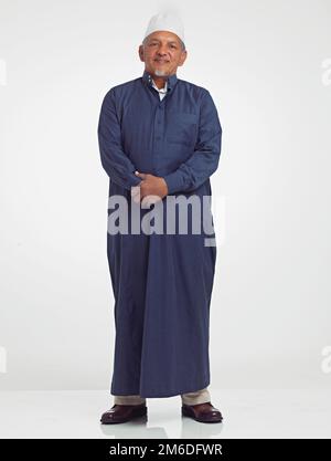 Fier de son patrimoine et de sa culture. Studio portrait d'un homme arabe. Banque D'Images