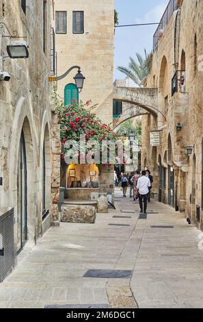 Jérusalem, Israël - 15 novembre 2022 : allée ancienne dans le quartier juif, Jérusalem. Banque D'Images