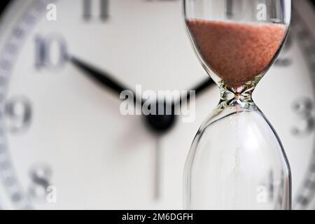 HourGlass et ancien réveil. Sablez l'horloge sur l'arrière-plan du cadran Banque D'Images