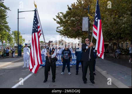 FREMANTLE, Australie (25 avril 2022) – les anciens combattants américains qui vivent actuellement à Perth se tiennent devant les marins affectés à l'émory S. Land-class sous-marin USS Frank Cable (AS 40) en préparation à la parade du jour de l'Anzac tenue à Fremantle, en Australie, au 25 avril 2022. Anzac Day est un jour de souvenir pour tous les membres du service australien et néo-zélandais qui ont fait le sacrifice ultime au service de leur pays. Frank Cable est actuellement en patrouille pour la maintenance et la logistique des expéditions à l'appui de la sécurité nationale dans la zone d'opérations de la flotte américaine 7th. Banque D'Images