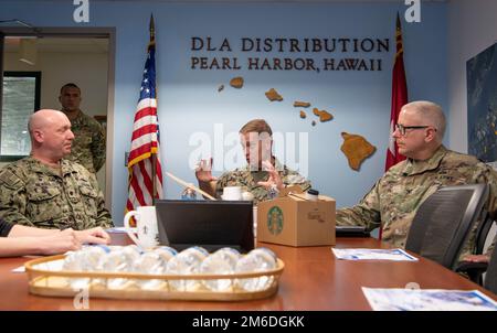 Agence de logistique de la défense distribution Pearl Harbor Commandant Marine CDR Chris Newell, DLA distribution Commandant général Marine corps Major général Keith D. Reventlow et DLA distribution J3 Directeur Armée Col. Robb Meert, se rencontrent à la base conjointe Pearl Harbor-Hickam, Hawaii, 25 avril 2022. Reventlow a rencontré les principales parties prenantes de la région, afin de renforcer sa communication logistique. Banque D'Images