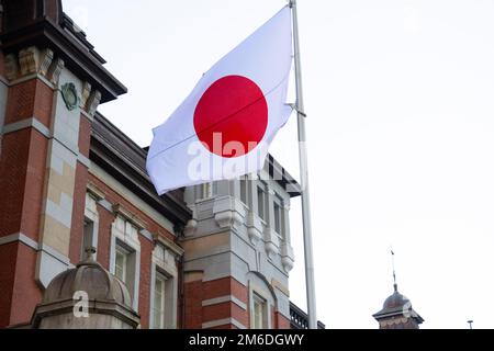 Tokyo, Japon. 3rd janvier 2023. Les drapeaux japonais (Hinomaru) survolent la gare de Tokyo (æ±äº-é§…), la gare centrale interurbaine sur le réseau de train à grande vitesse japonais Shinkansen pour JR East et JR Central, dans le quartier des affaires de Marunouchi près du Palais impérial avec touristes, navetteurs, Les voyageurs d'affaires et les touristes passent par là.Japanese yen (JPY) steward, le gouverneur de la Banque du Japon Haruhiko Kuroda, a doublé le plafond d'intérêt sur les obligations à 10 ans dans le cadre d'un programme de relance visant à augmenter la valeur du yen japonais sur les bourses de devises étrangères. Finances, économie, Banque D'Images