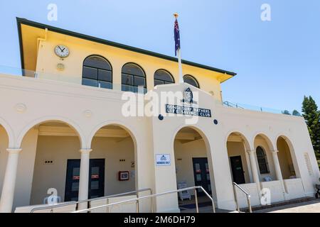 Les baigneurs de surf de Bondi surfent club de sauvetage à Bondi Beach, Sydney, Nouvelle-Galles du Sud, Australie été 2023, le plus ancien club de sauvetage de surf au monde Banque D'Images