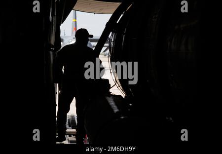 ÉTATS-UNIS Les porteurs de la Force aérienne affectés à l'escadre de transport aérien 146th se préparent à tester le système modulaire de lutte contre les incendies aéroportés (MAFFS) installé sur un avion C-130J Super Hercules à Gowen Field, Boise, Idaho. 25 avril 2022. Pendant l'entraînement annuel de l'aile MAFFS. L'équipage de la Garde nationale aérienne de l'aile de transport aérien 152nd de la Garde nationale aérienne du Nevada, de la Garde nationale aérienne de Californie, de l'aile de transport aérien 146th, de l'aile de transport aérien 153rd de la Garde nationale aérienne du Wyoming et des États-Unis La 302nd Airlift Wing de la Réserve de la Force aérienne s'entraîne ensemble pour accomplir leur certification de lutte contre les incendies aériens aux côtés des États-Unis Service forestier Banque D'Images