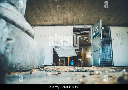 Destruction et restes de la marée haute à San Sebastian, Espagne Banque D'Images