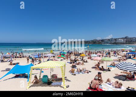 Bondi Beach Sydney été 2023, vue sud vers Bondi Icebergs de plage bondée et congestionnée, Sydney, Nouvelle-Galles du Sud, Australie côte est Banque D'Images