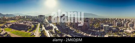 Vue panoramique de Santiago du Chili avec la chaîne de montagnes des Andes à l'arrière Banque D'Images