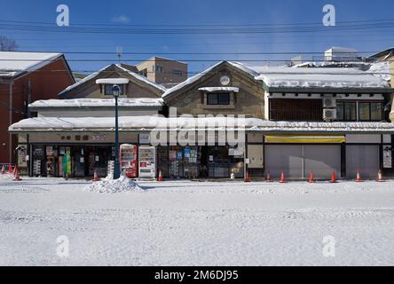 Otaru, Japon - 19 décembre 2022 : rues enneigées d'Otaru. Otaru est une attraction touristique populaire à Hokkaido, Japon Banque D'Images