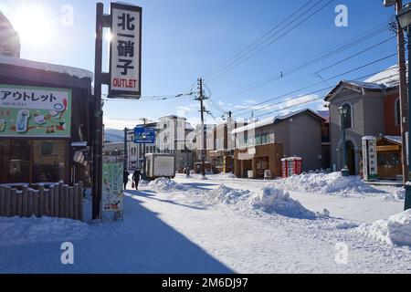Otaru, Japon - 19 décembre 2022 : rues enneigées d'Otaru. Otaru est une attraction touristique populaire à Hokkaido, Japon Banque D'Images