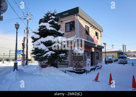 Otaru, Japon - 19 décembre 2022 : rues enneigées d'Otaru. Otaru est une attraction touristique populaire à Hokkaido, Japon Banque D'Images