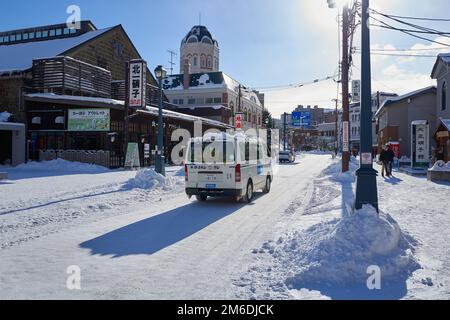 Otaru, Japon - 19 décembre 2022 : rues enneigées d'Otaru. Otaru est une attraction touristique populaire à Hokkaido, Japon Banque D'Images