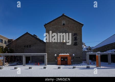Otaru, Japon - 19 décembre 2022 : rues enneigées d'Otaru. Otaru est une attraction touristique populaire à Hokkaido, Japon Banque D'Images