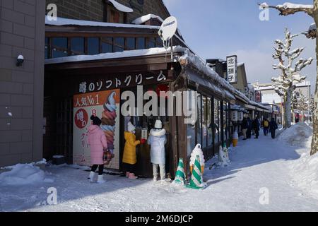 Otaru, Japon - 19 décembre 2022 : rues enneigées d'Otaru. Otaru est une attraction touristique populaire à Hokkaido, Japon Banque D'Images