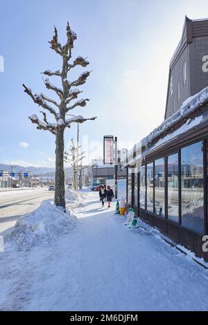 Otaru, Japon - 19 décembre 2022 : rues enneigées d'Otaru. Otaru est une attraction touristique populaire à Hokkaido, Japon Banque D'Images