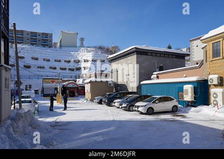 Otaru, Japon - 19 décembre 2022 : rues enneigées d'Otaru. Otaru est une attraction touristique populaire à Hokkaido, Japon Banque D'Images
