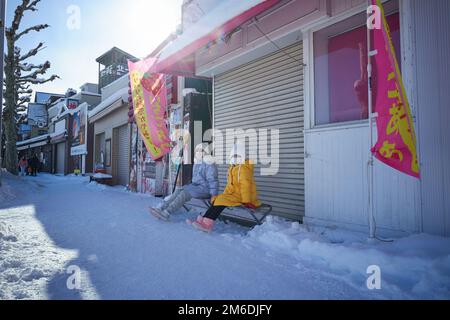 Otaru, Japon - 19 décembre 2022 : rues enneigées d'Otaru. Otaru est une attraction touristique populaire à Hokkaido, Japon Banque D'Images