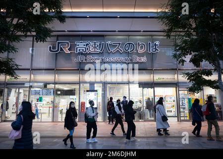 Tokyo, Japon. 3rd janvier 2023. Le bureau de vente de billets de bus JR Expressway en tant que bus interurbains pour la liaison interurbaine de transport pick up passagers à l'extérieur de la gare de Tokyo (æ±äº-é§…), la gare centrale interurbaine sur le réseau de train à grande vitesse japonais Shinkansen pour JR East et JR Central, Dans le quartier des affaires de Marunouchi, près du Palais impérial, avec des touristes, des navetteurs, des voyageurs d'affaires et des vacanciers passant par.Japanese yen (JPY) steward, le gouverneur de la Banque du Japon Haruhiko Kuroda a doublé le plafond d'intérêt sur les obligations à 10 ans dans le cadre d'un programme de relance à inc Banque D'Images