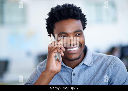 Bien sûr, nous pouvons le faire. un beau jeune homme d'affaires parlant sur son téléphone portable. Banque D'Images