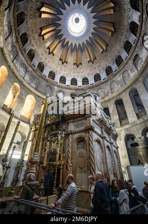 Jérusalem, Israël. 19th décembre 2022. Vue de l'édicule (ci-dessous), selon la tradition, la tombe vide, à l'endroit où Jésus aurait été enterré et ressuscité, au-dessus de lui le dôme de l'église à l'intérieur de l'Église du Saint-Sépulcre à Jérusalem. Credit: Frank Rumpenhorst/dpa/Frank Rumpenhorst/dpa/Alay Live News Banque D'Images