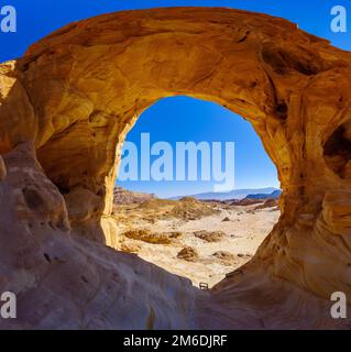 Vue sur la grande arche de roche naturelle, dans le parc désertique de Timna, dans le sud d'Israël Banque D'Images