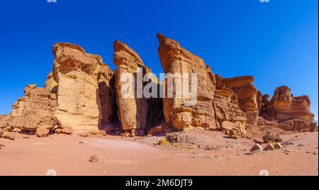 Vue panoramique sur la formation rocheuse des piliers Salomon, dans le parc désertique de Timna, dans le sud d'Israël Banque D'Images