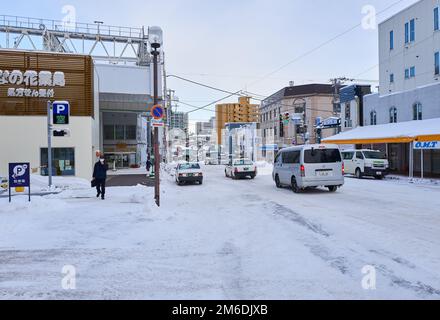 Otaru, Japon - 19 décembre 2022 : rues enneigées d'Otaru. Otaru est une attraction touristique populaire à Hokkaido, Japon Banque D'Images